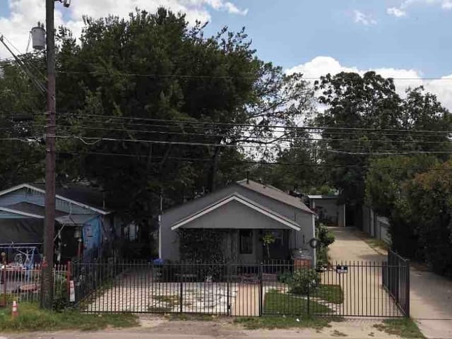 2315 E 5th ST