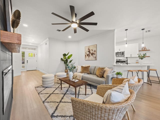 2322 Loquat LN