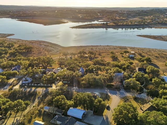 2325 Lakeshore Dr
