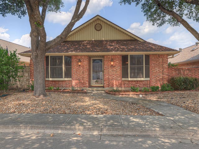 2349 Essex Grace