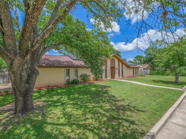 2401 Briar Oaks DR