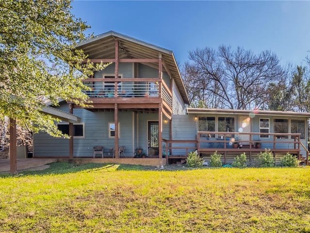 2401 De Soto Dr