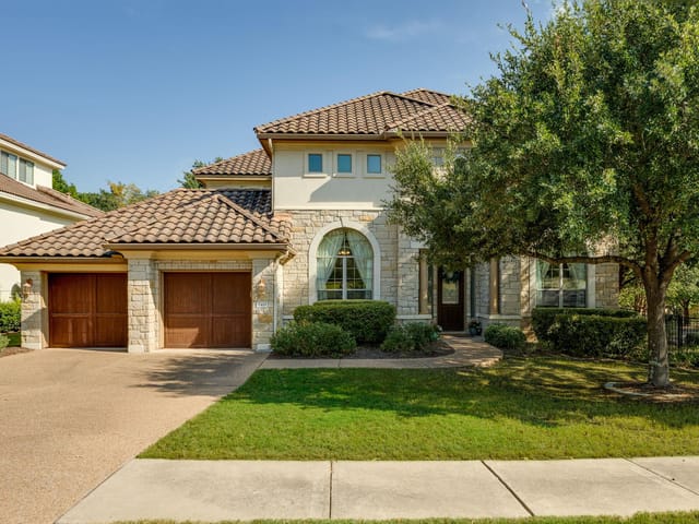 2401 Hunters Green CT