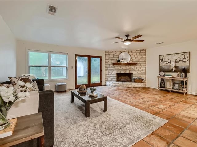2401 Laramie Trl