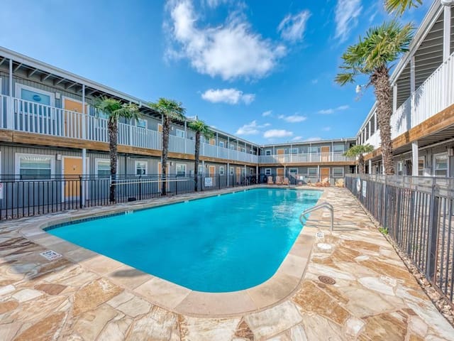 2401 Manor Rd Unit #114