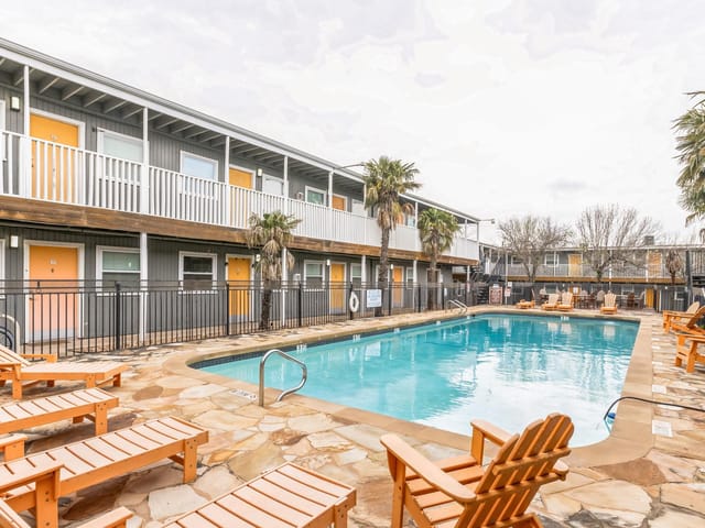 2401 Manor Rd Unit #202