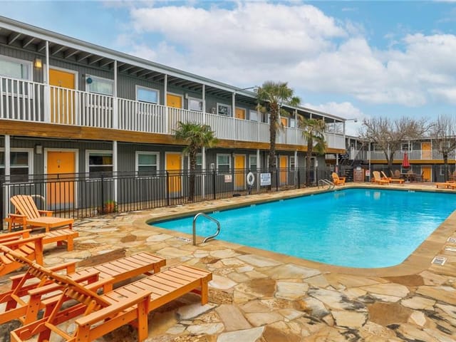 2401 Manor Rd Unit #211