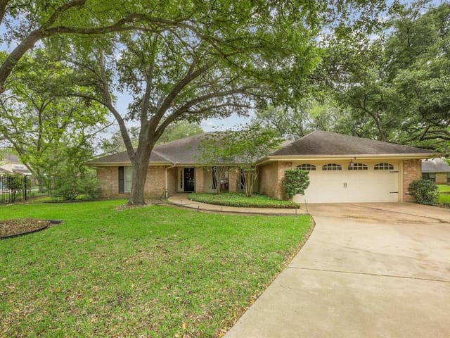 2401 Muirfield Cir