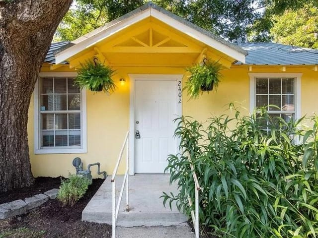 2402 Santa Rita St
