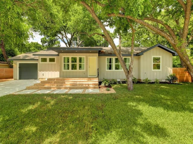 2402 White Horse Trl