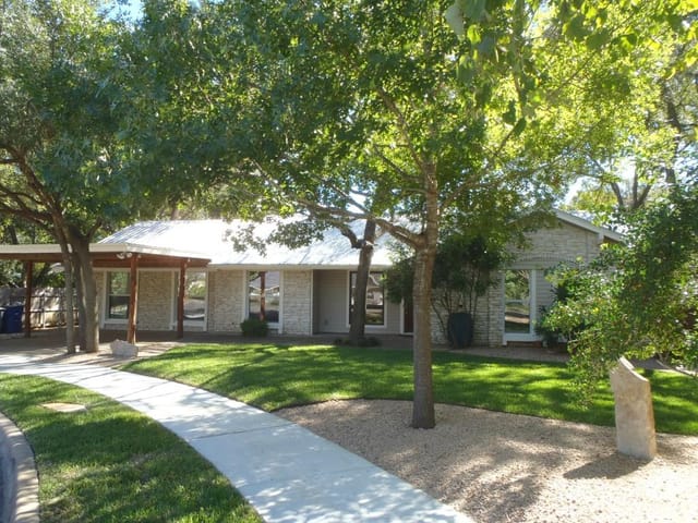 2403 GATESHEAD Cres
