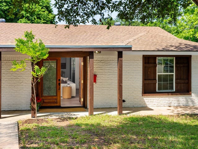 2403 Little John LN