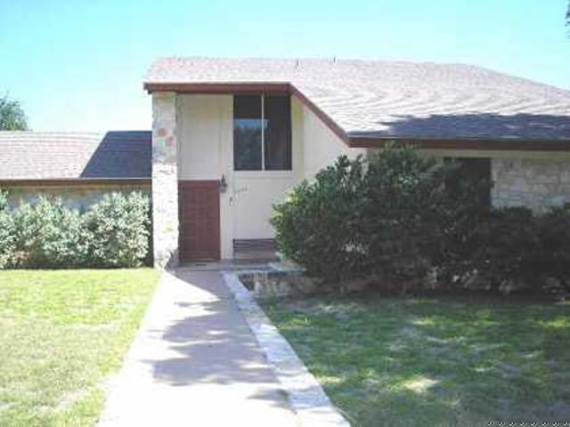 2404 Apple Valley CIR