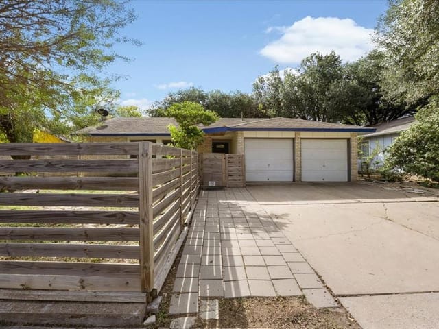 2405 Dovehill Dr