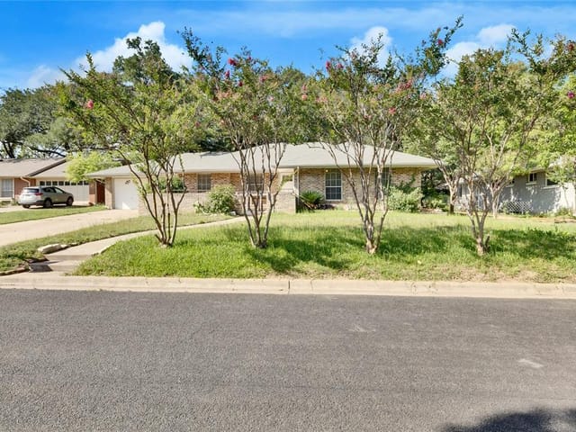 2406 Sheri Oak LN