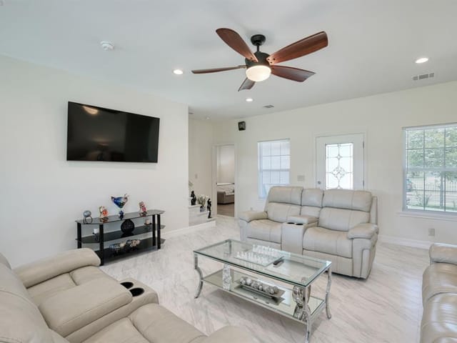 2409 Pecan ST