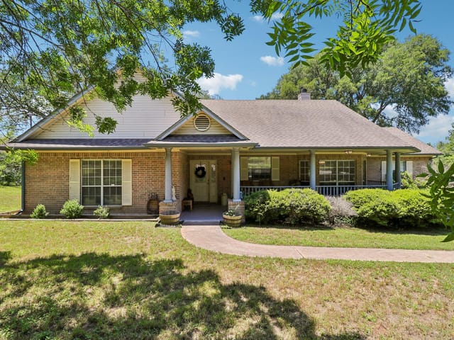241 Laura LN