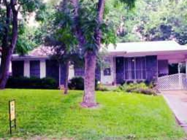 2410 LITTLE JOHN LN