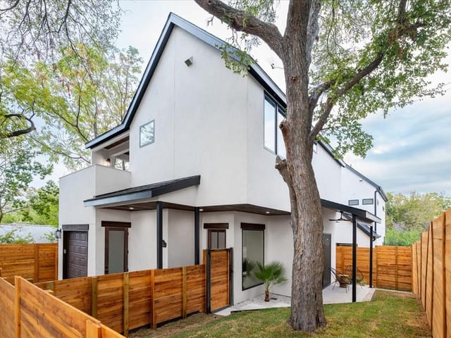2411 E 9th St Unit #2