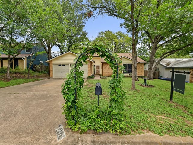 2411 Roehampton DR