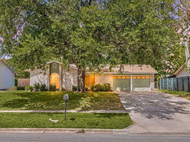 2412 E Stassney LN