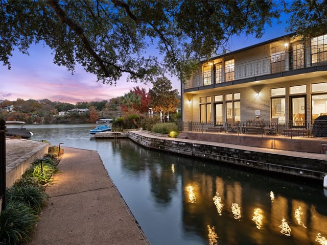 2419 Westlake DR