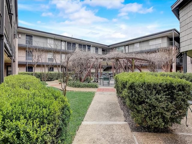 2425 Ashdale Dr Unit #102