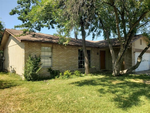 2429 E Stassney Ln