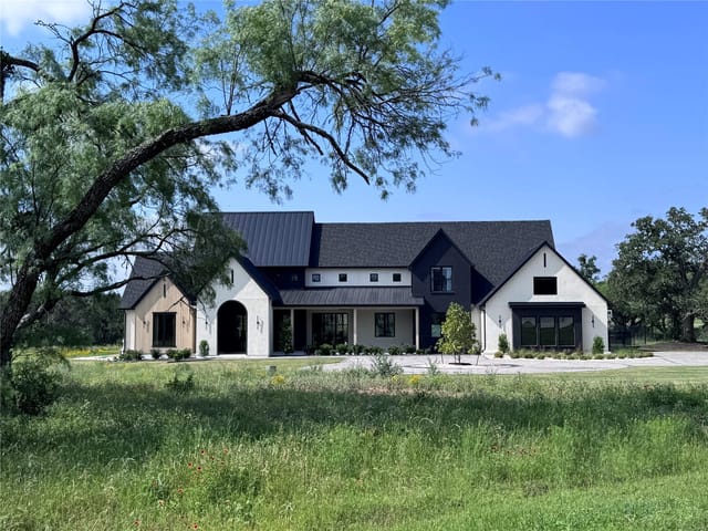 250 Hawthorne Ln