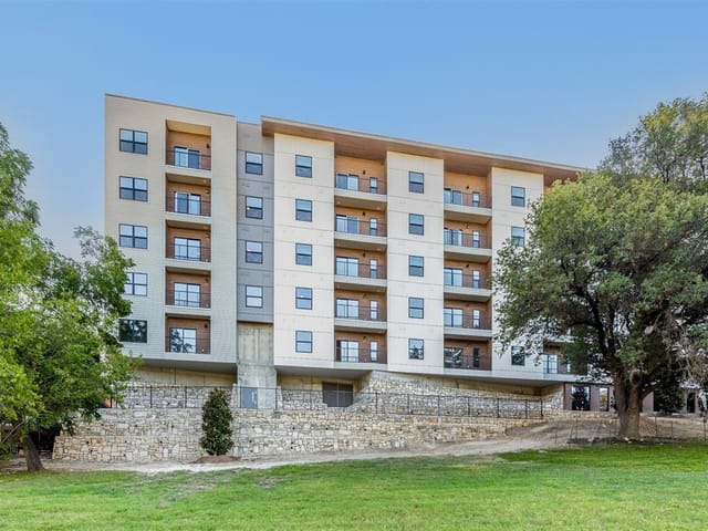 2500 Longview St Unit #221
