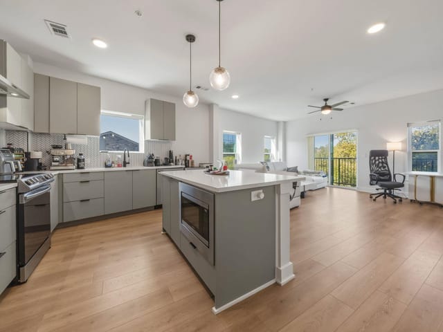 2500 Longview St Unit #300