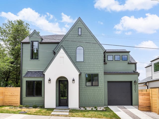 2503 E 18th ST