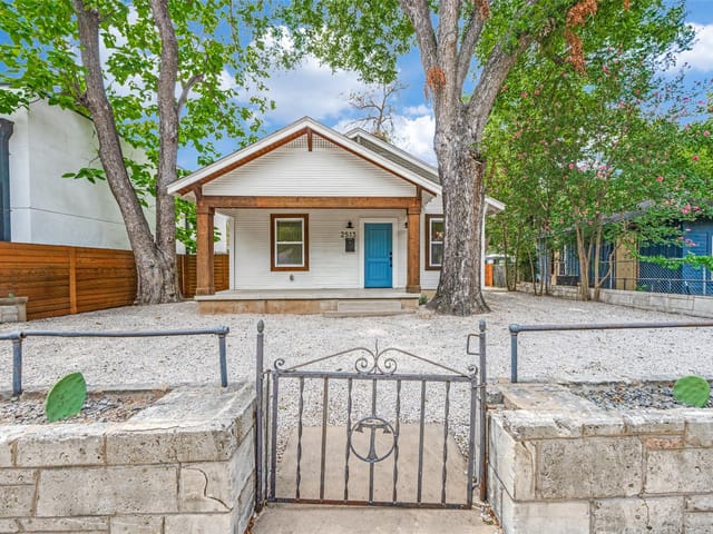 2513 E Cesar Chavez ST