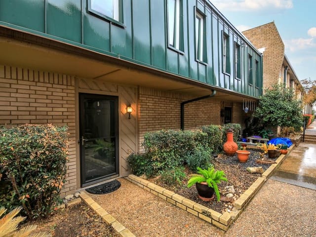 2600 PENNY Ln Unit #120