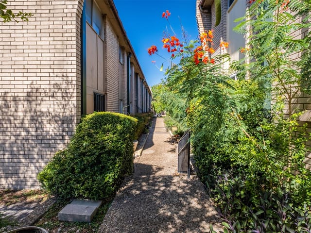 2600 Penny Ln Unit #207