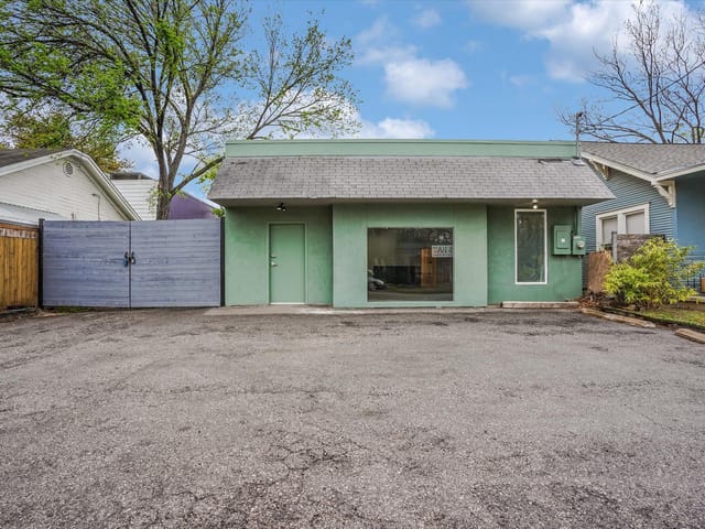 2602 E Cesar Chavez St