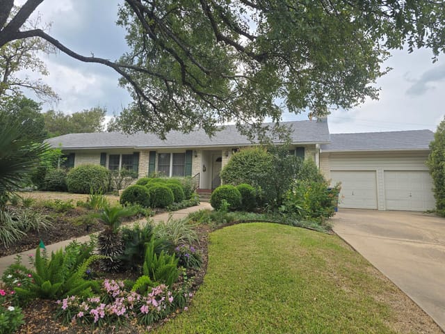 2602 Thomas DR