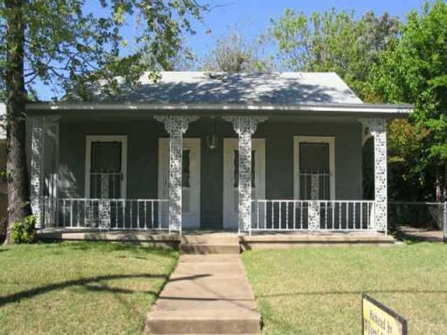 2604 E Cesar Chavez ST