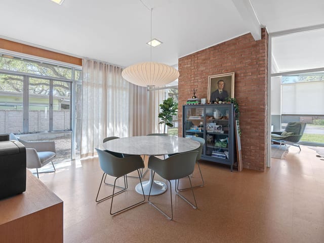 2604 La Ronde St