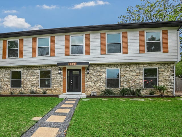 2605 Loyola Ln