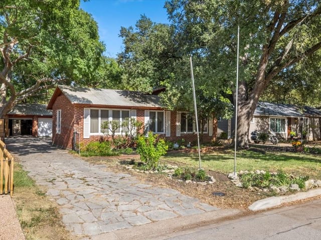2606 W 49th 1/2 St