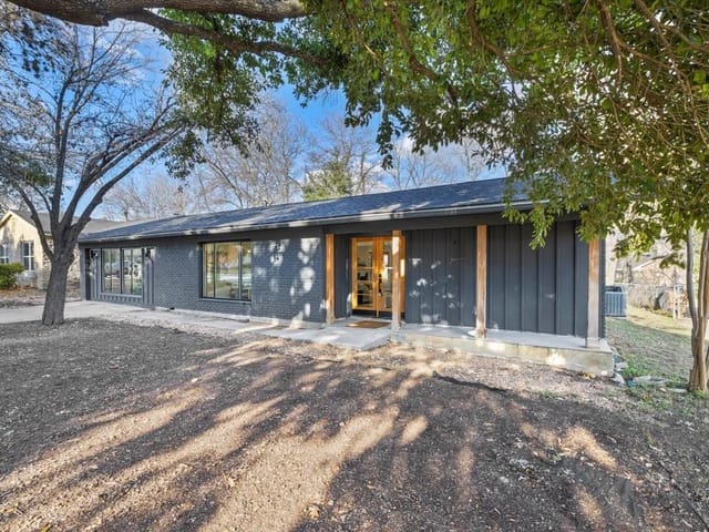 2608 Loyola Ln