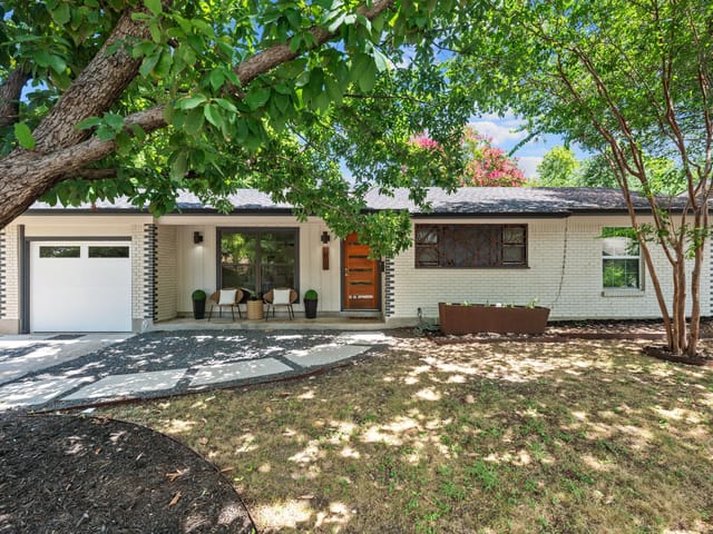 2611 East Side DR