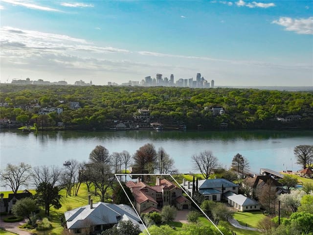 2611 Westlake DR