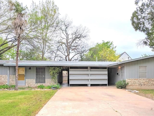 2700 La Mesa Dr