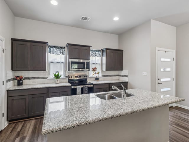 2701 Warren CV