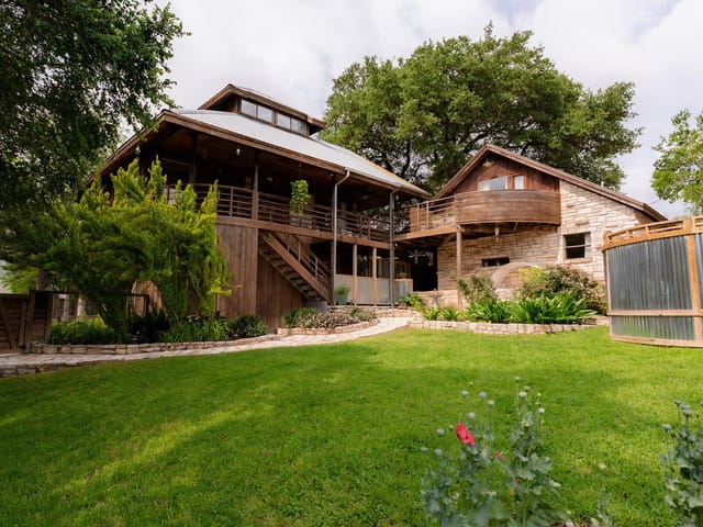 2702 De Soto Dr