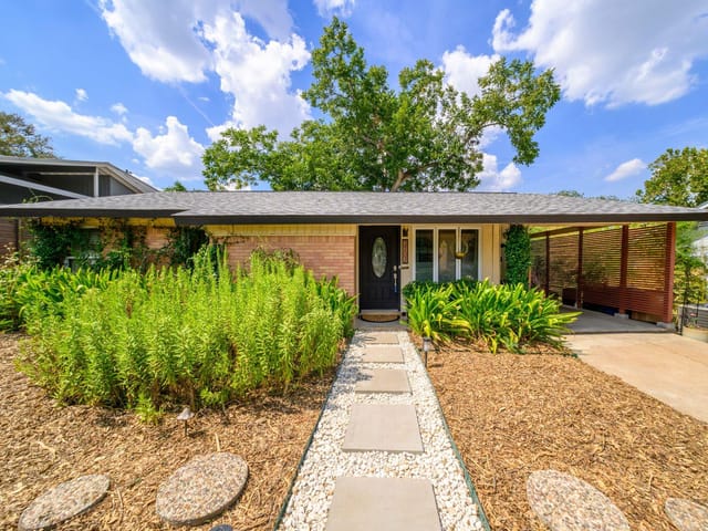 2702 Little John LN