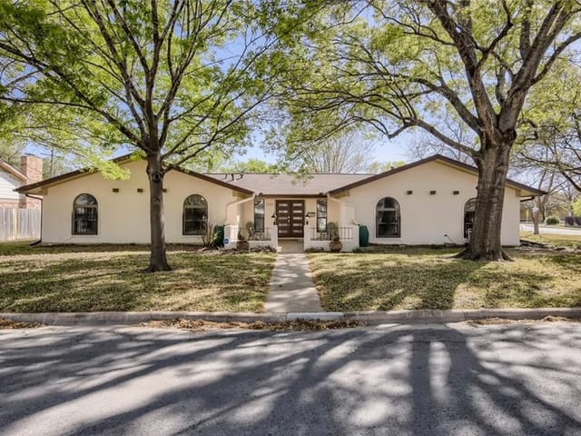2703 Benbrook Dr