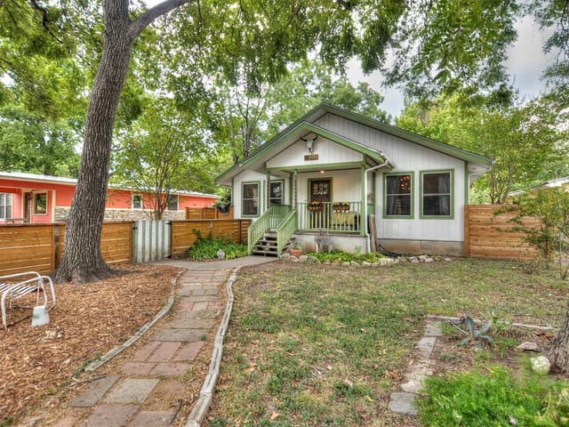 2703 E 4th St